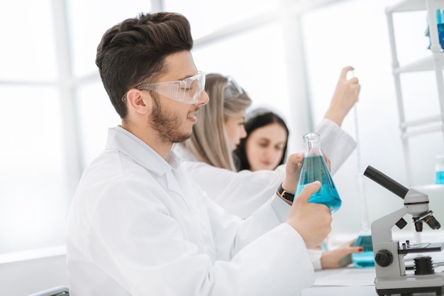 Investigador masculino llevando a cabo investigaciones científicas en un laboratorio de ciencia y salud.