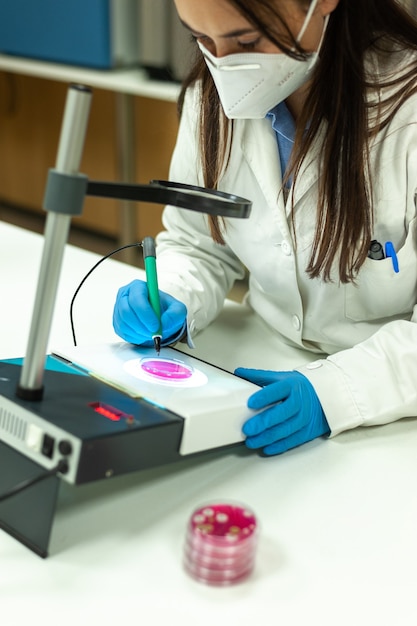 Foto investigador médico científico o asistente de laboratorio que trabaja en el laboratorio