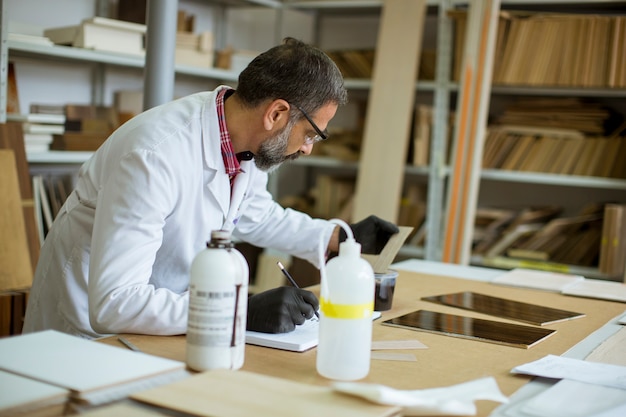 Investigador senior masculino en un laboratorio