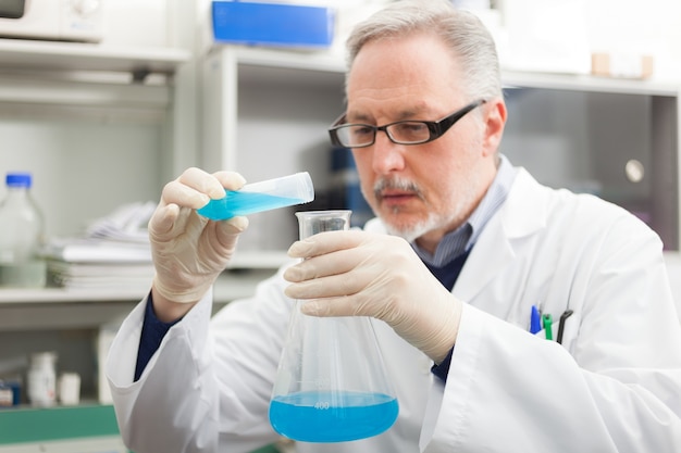 Investigador trabajando en un laboratorio