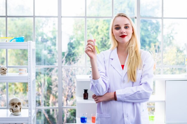 una investigadora en laboratorio