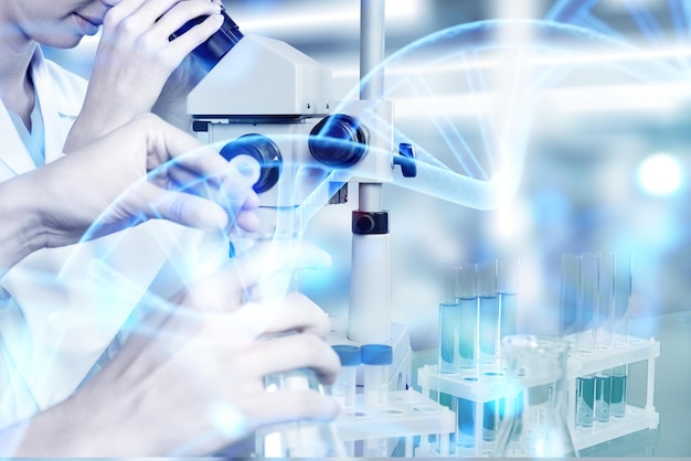 Investigadora que trabaja con microscopio en laboratorio