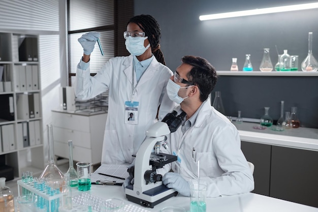 Investigadores analizando muestras químicas en el laboratorio