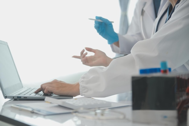Investigadores de atención de la salud que trabajan en laboratorios de ciencias de la vida Científica investigadora joven y supervisora masculina senior que preparan y analizan portaobjetos de microscopio en el laboratorio de investigación