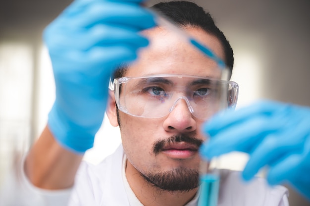 Investigadores del cuidado de la salud que trabajan en investigación de tecnología científica médica en laboratorio, laboratorio de investigación médica o laboratorio de ciencias, Investigadores del cuidado de la salud que trabajan en un laboratorio de ciencias biológicas