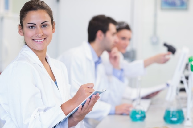 Investigadores trabajando en experimentos en el laboratorio