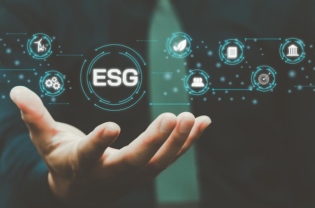 Investimento ambiental, social e de governança (ESG) O crescimento organizacional sustentável é uma ideia de negócio. A mão de um homem toca a palavra ESG em uma tela virtual.