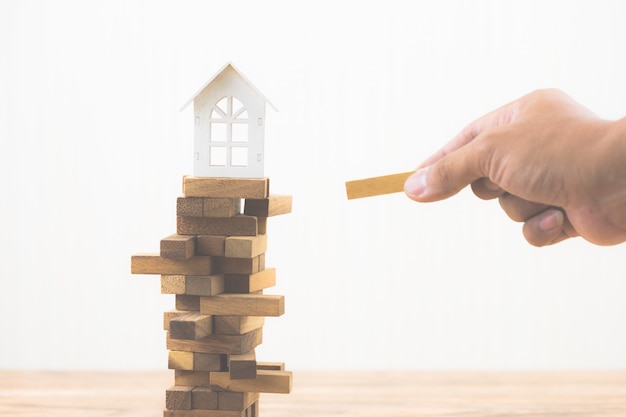 Investimento imobiliário e conceito financeiro hipoteca da casa. Risco de investimento e incerteza
