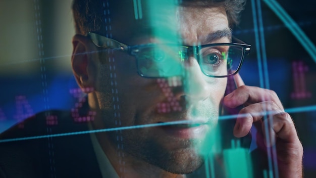 Investitionsmanager spricht mit dem Handy bei Verkäufen Hologramm der Aktienstatistiken aus der Nähe