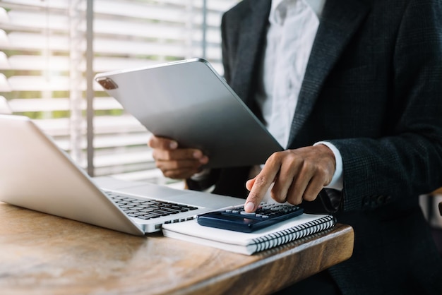 Investoren kalkulieren mit den Investitionskosten des Rechners und halten ein Tablet in der Hand