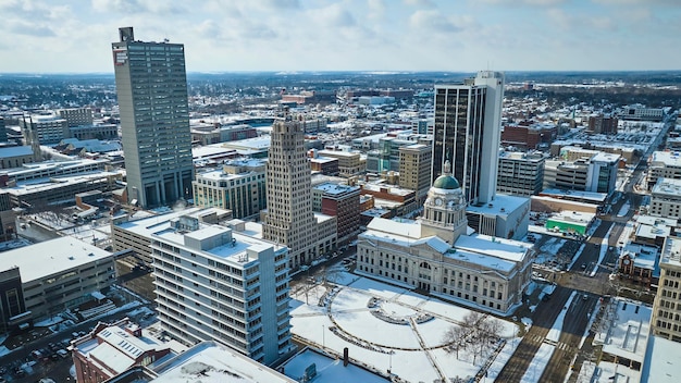 Invierno aéreo en el centro de Fort Wayne con rascacielos cubiertos de nieve