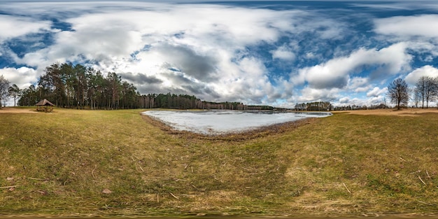 Invierno completo esférico sin fisuras hdri panorama 360 grados ángulo de visión en la carretera en el parque con cielo azul con hermosas nubes cerca del lago de la ciudad congelada en proyección equirectangular VR AR contenido