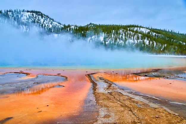 Invierno con una enorme nube de vapor de azufre que cubre la icónica fuente prismática de piedra amarilla