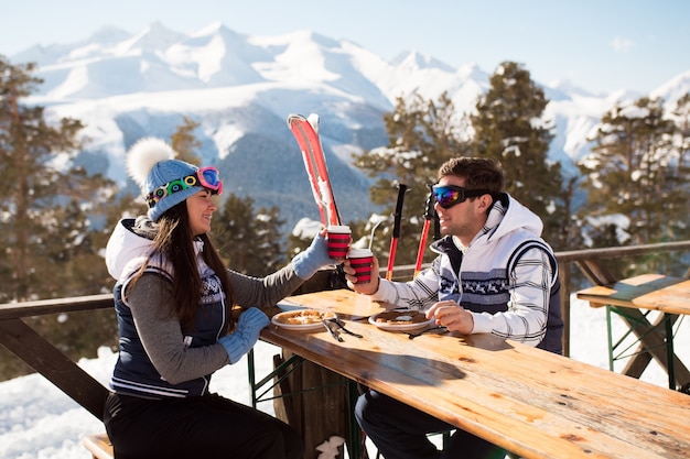 Invierno, esquí - esquiadores disfrutando del almuerzo en las montañas de invierno.