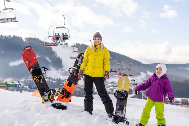 Invierno, esquí, nieve y sol: familia disfrutando de las vacaciones de invierno