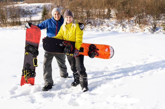 Invierno, esquí, nieve y sol: familia disfrutando de las vacaciones de invierno