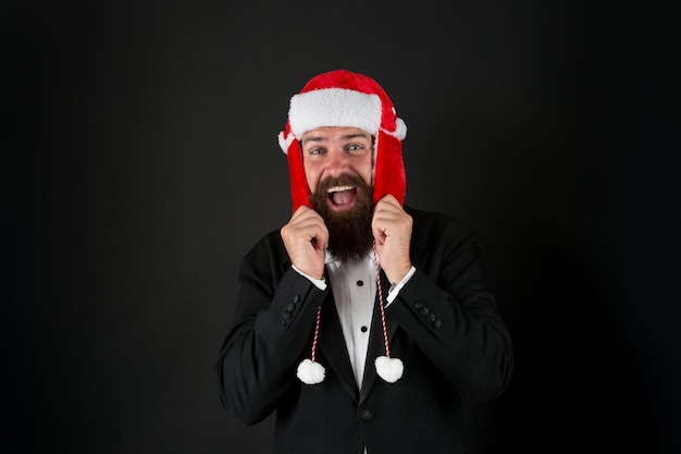 El invierno está llamando Hombre de negocios feliz fondo oscuro Hombre barbudo con look de fiesta de invierno Moda de invierno y accesorios Temporada de invierno festiva Celebración de año nuevo Saludos de feliz navidad