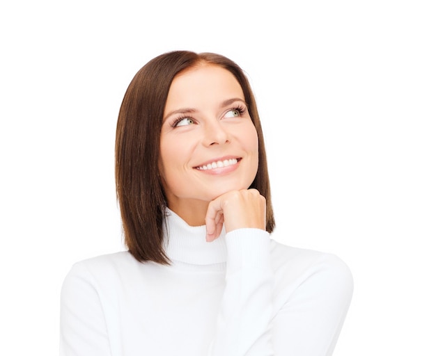 invierno, gente, concepto de felicidad - mujer de pensamiento y sonrisa en suéter blanco