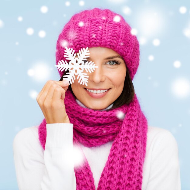 invierno, gente, concepto de felicidad - mujer con sombrero y silenciador con gran copo de nieve