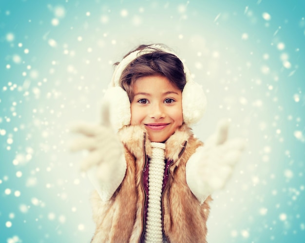 invierno, gente, concepto de felicidad - niña feliz en ropa de invierno