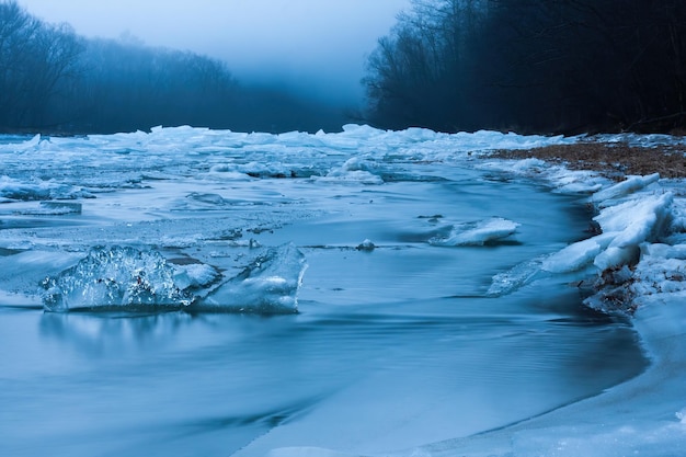 Invierno helado en naturaleza virgen con hielo en las orillas de los ríos