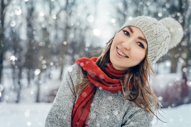 Invierno joven retrato belleza alegre niña riendo y divirtiéndose en Winter Park