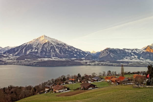 Invierno en las montañas de los Alpes suizos cerca del lago Thun