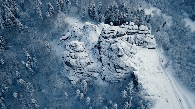 Invierno en las montañas de los Cárpatos. Toma aérea de gran altura.