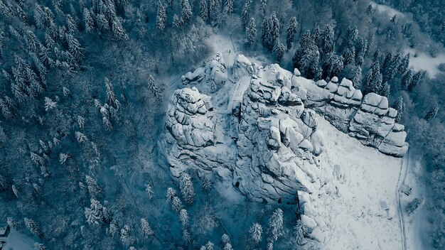 Invierno en las montañas de los Cárpatos. Toma aérea de gran altura.