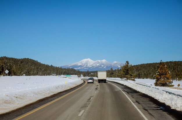 Invierno en montañas cubiertas de nieve fresca