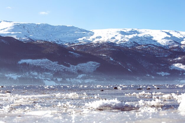 Foto invierno en las montañas lago congelado al pie de las montañas hermoso paisaje natural de nor