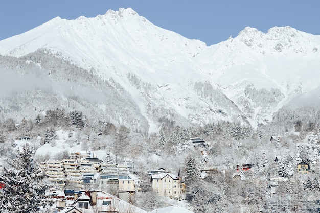 Invierno montañas nevadas con casitas en Innsbruck.