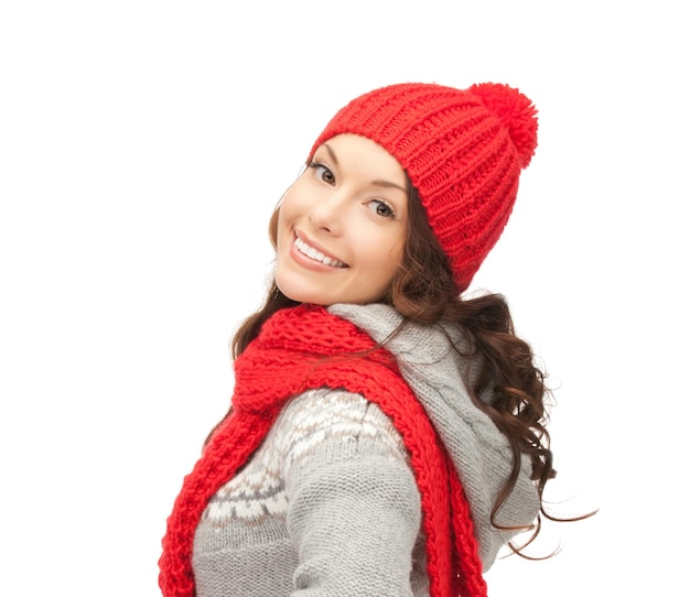 invierno, navidad, vacaciones, ropa y concepto de personas - mujer asiática sonriente con sombrero rojo y mitones sobre fondo blanco