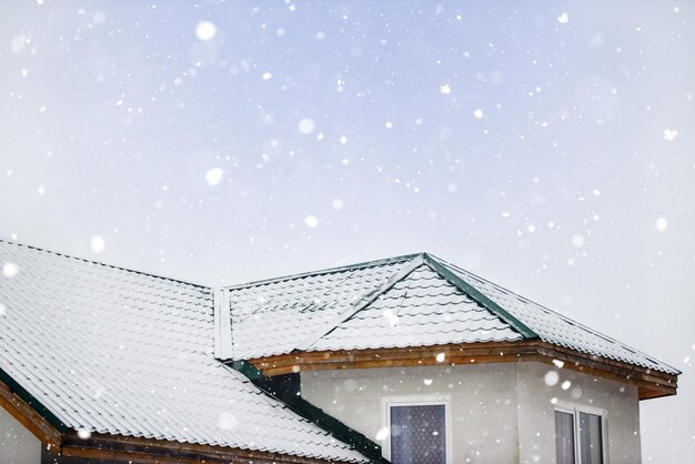 Invierno y nevadas sobre los tejados de las casas rurales