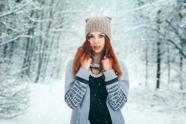 Invierno, una niña en un bosque de invierno, nieve.