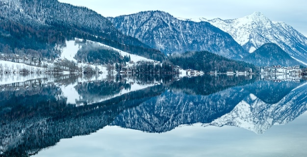 Invierno nublado Panorama del lago alpino Grundlsee (Austria) con un patrón fantástico de reflexión sobre la superficie del agua.