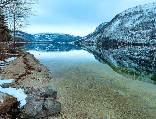 Invierno nublado Vista del lago alpino Grundlsee (Austria) con un patrón fantástico de reflexión sobre la superficie del agua.