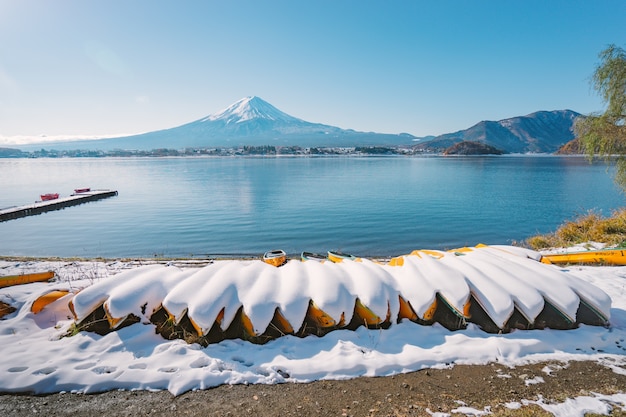 Invierno paisaje en el lago Kawaguchiko en Yamanashi, Japón