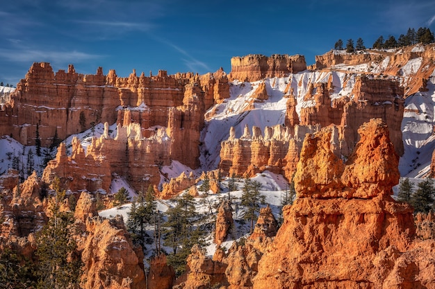 Invierno en el Parque Nacional Bryce Canyon, Utah, EE.