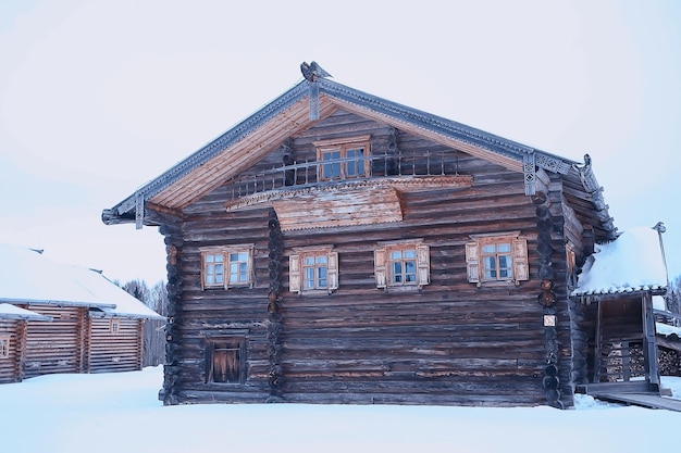 invierno en el pueblo, paisaje estacional, relieve, vista montañosa casas de madera paisaje nevado