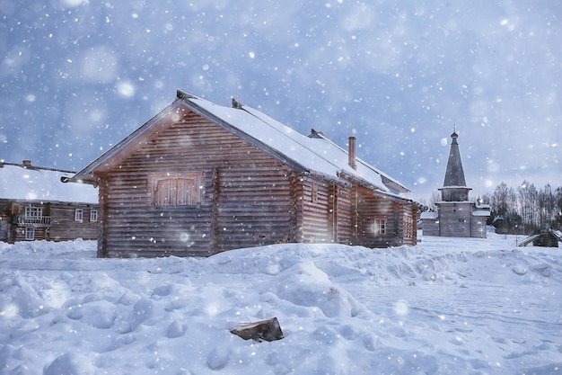 invierno en el pueblo, paisaje estacional, relieve, vista montañosa casas de madera paisaje nevado