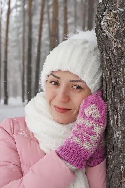 Invierno retrato de mujer joven en bosque nevado