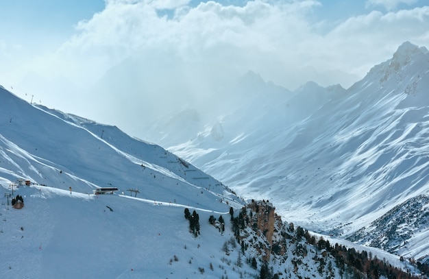 Invierno Silvretta Alpes paisaje y pista de esquí en pendiente, Tirol, Austria. Todas las personas son irreconocibles.