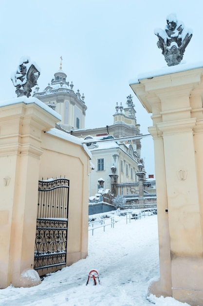 Foto invierno temprano en la mañana st george cathedral en lviv ucrania