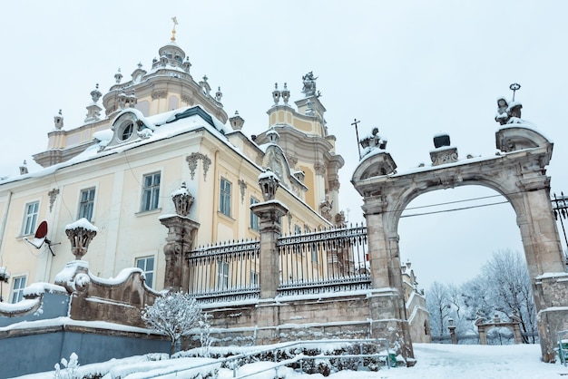 Invierno temprano en la mañana St George Cathedral en Lviv Ucrania