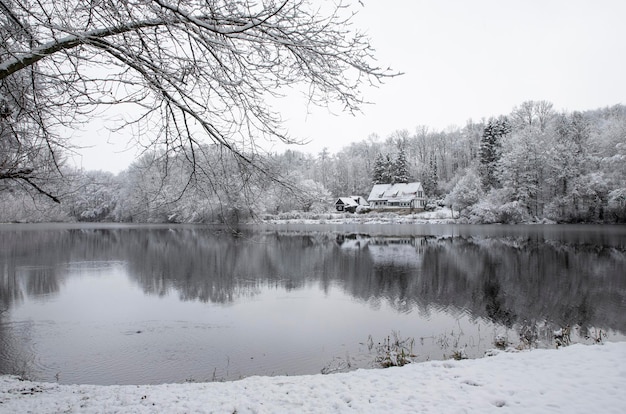 invierno vista al lago nieve y casa