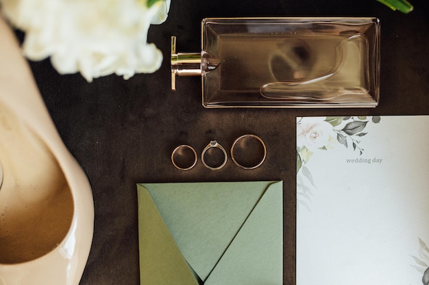 Invitación de boda con anillos y ramo Con perfume