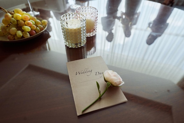 Invitación de boda con uvas rosas blancas frescas y dos copas con cóctel