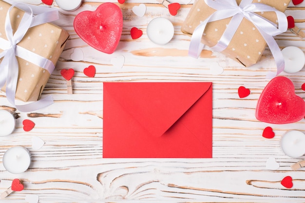 Invitación sobre el concepto de matrimonio. Arriba arriba, vista de primer plano, foto de la composición del día de san valentín de la frontera y sobre rojo sobre fondo de madera con textura