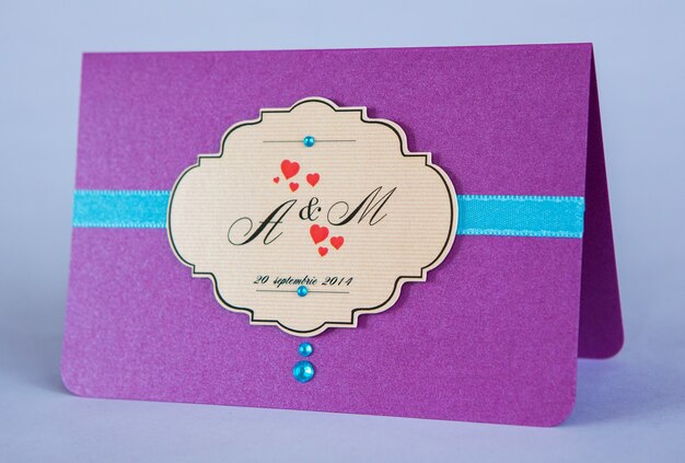 Invitaciones de boda hechas a mano en papel